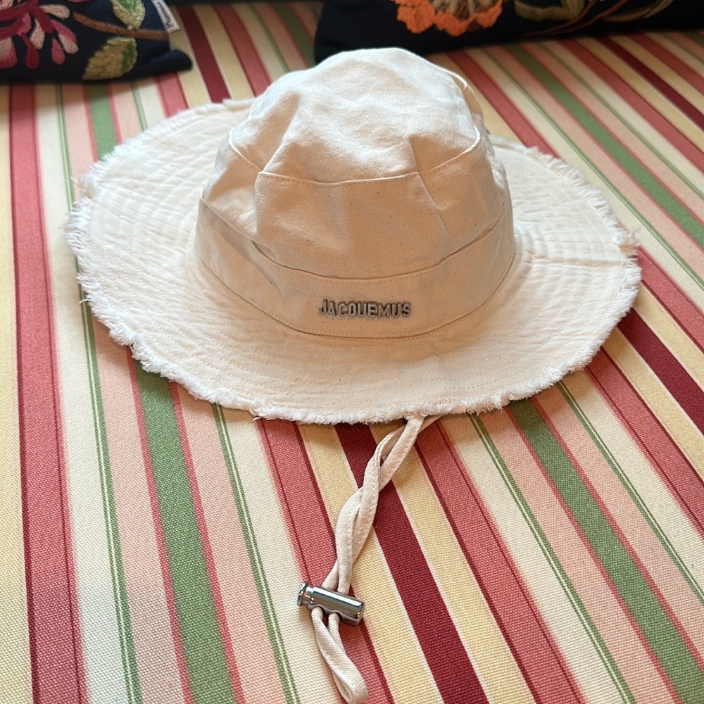 JACQUEMUS
Off-White 'Le Bob Artichaut' Bucket Hat